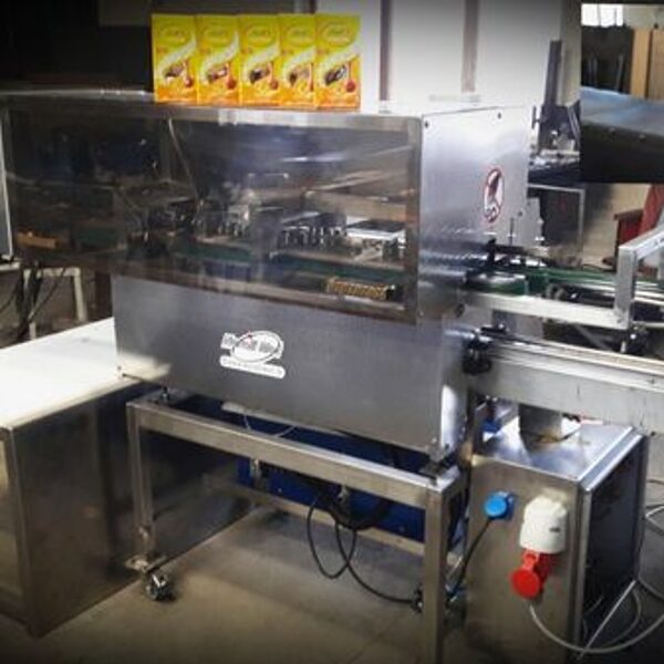 Wrapping and sealing machine 